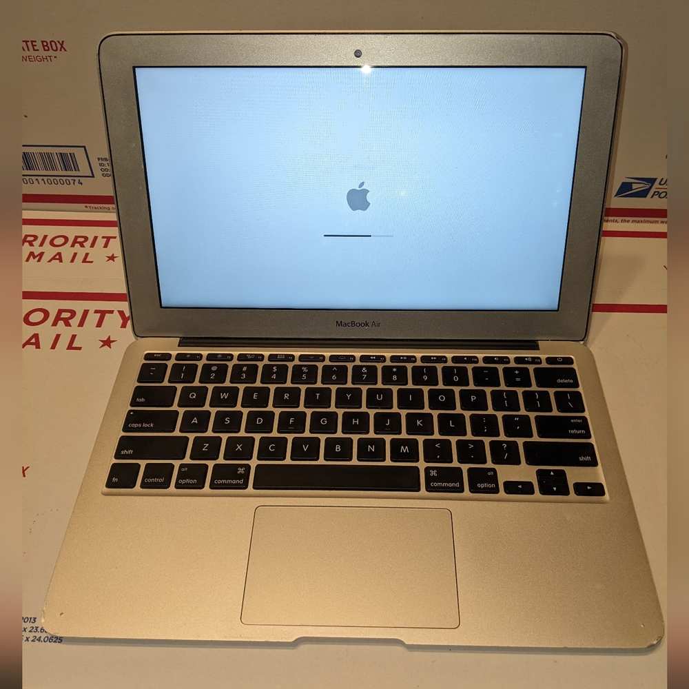 Apple MacBook Air Mid 2012 11” - 1.7 GHz Intel Core i5 - 4GB Ram -  Silver